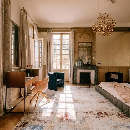 Rieucoulon Estate, 18th Century, 12 Guests